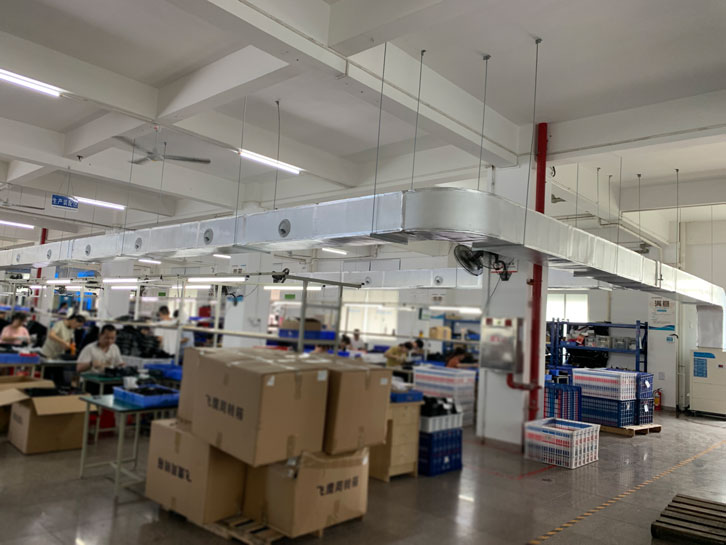 注塑車(chē)間工位降溫，應(yīng)用星科蒸發(fā)冷省電空調(diào)-立式管道機(jī)組